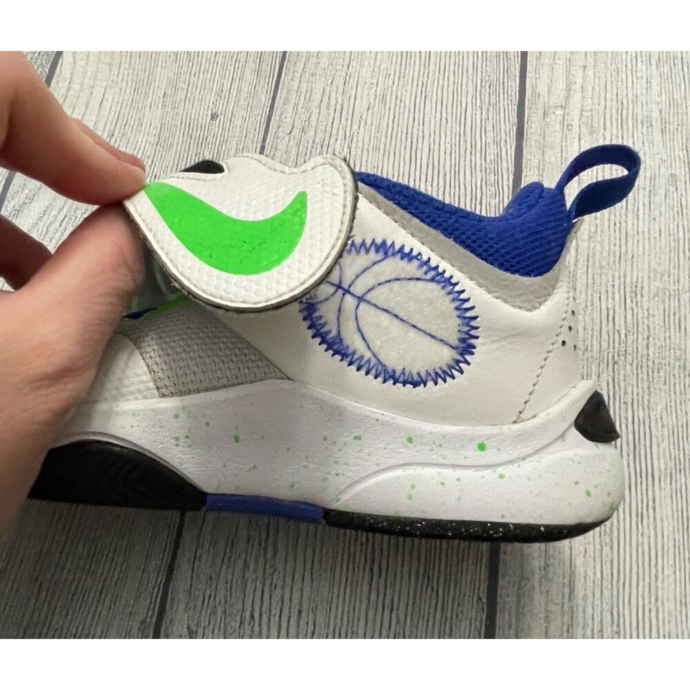 White Nike Boy Basketball Shoes, Size Youth 1 - Picture 5 of 6